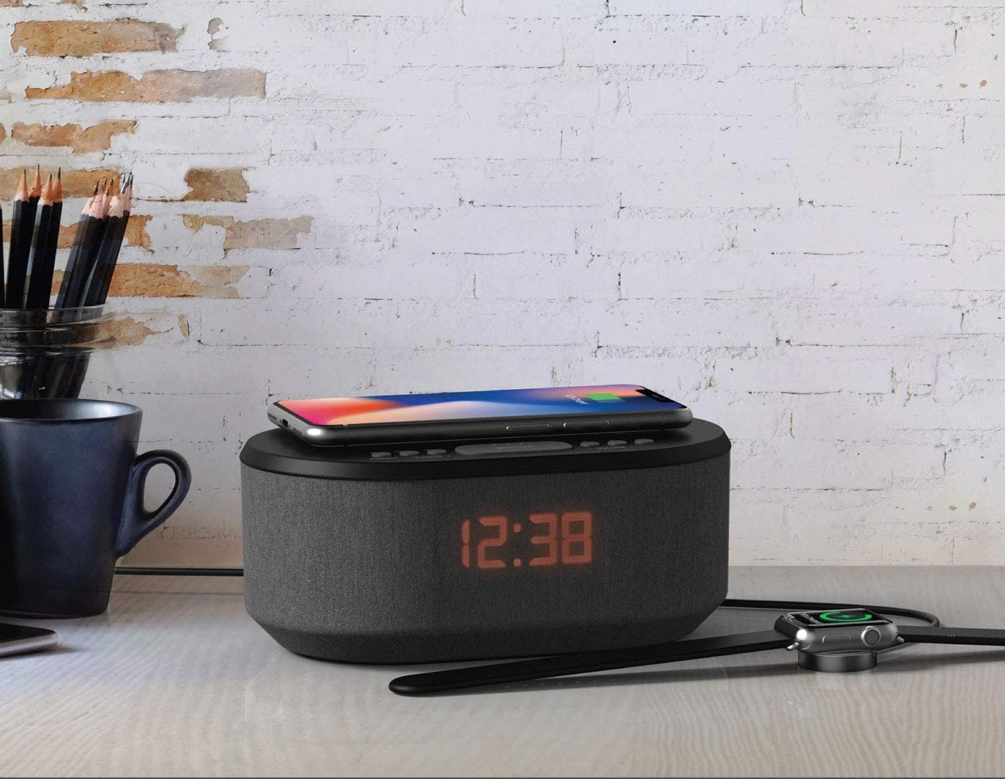 UHD 4k QI Wireless Smartphone Charging Station Radio P2P Camera