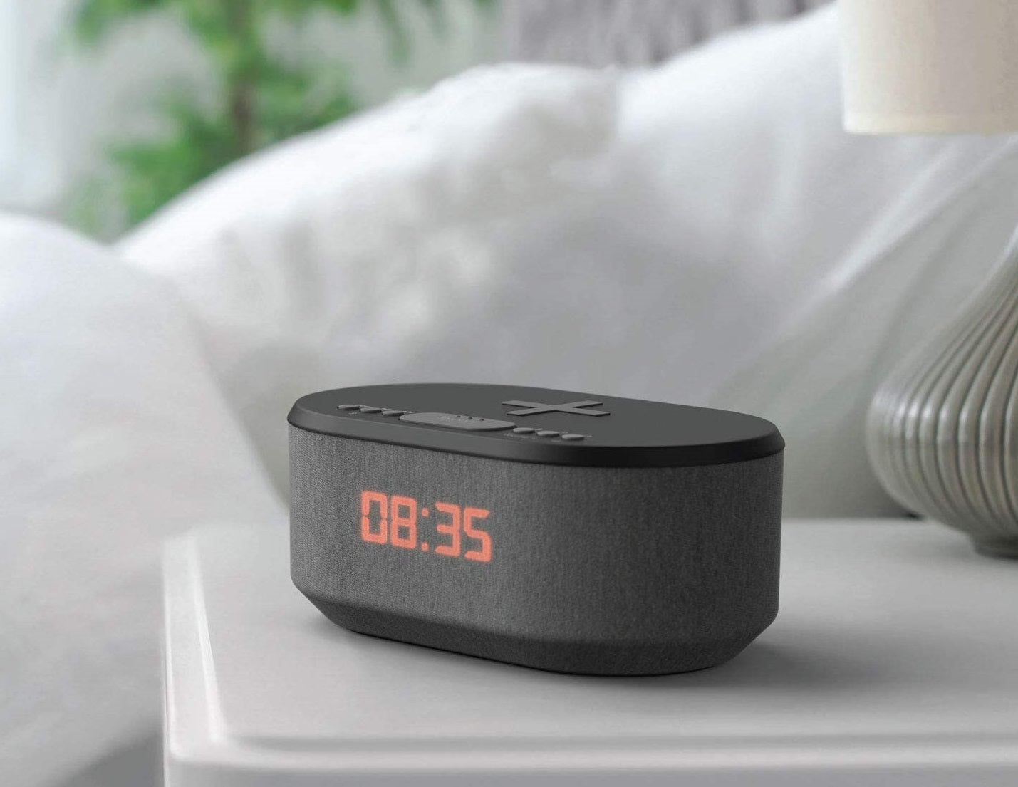 UHD 4k QI Wireless Smartphone Charging Station Radio P2P Camera